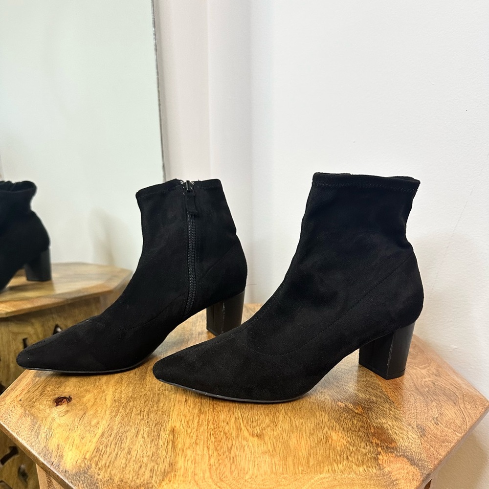 Tahari Suede zip-up Booties